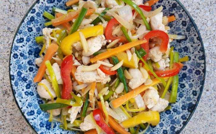 Kuřecí stir-fry se zeleninou a mandlemi