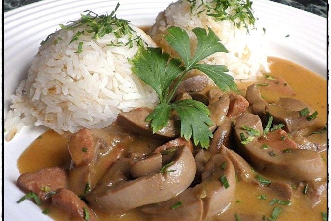 DUŠENÉ LEDVINKY S VEPŘOVÝM PÁRKEM