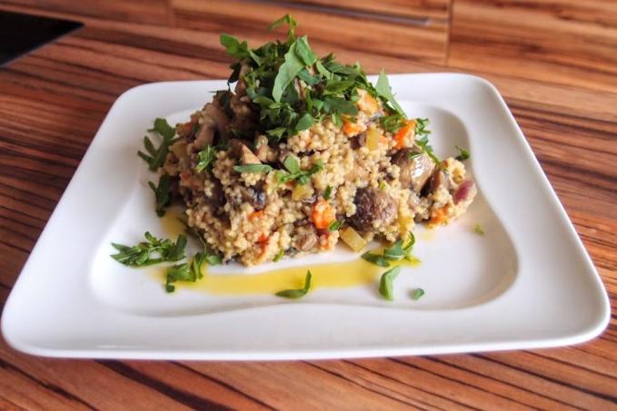 Teplý jáhlový salát se zeleninou na šalvěji s hořčično - smetanovou omáčkou.