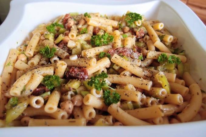 Těstovinový salát se sušenými rajčaty, cizrnou