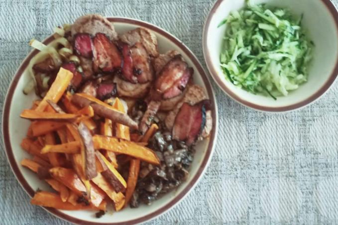 Medailonky z vepřové panenky s anglickou slaninou, batátové hranolky + smetanové žampióny