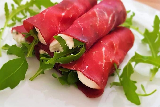 Bresaola rolky s čerstvým kozím sýrem a rukolou