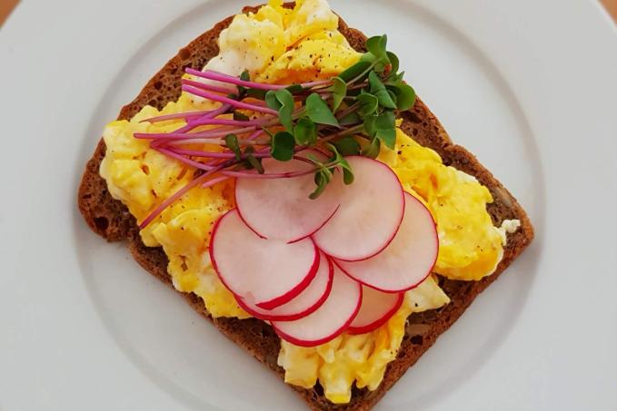 Chléb s míchanými vajíčky a ředkvičkou