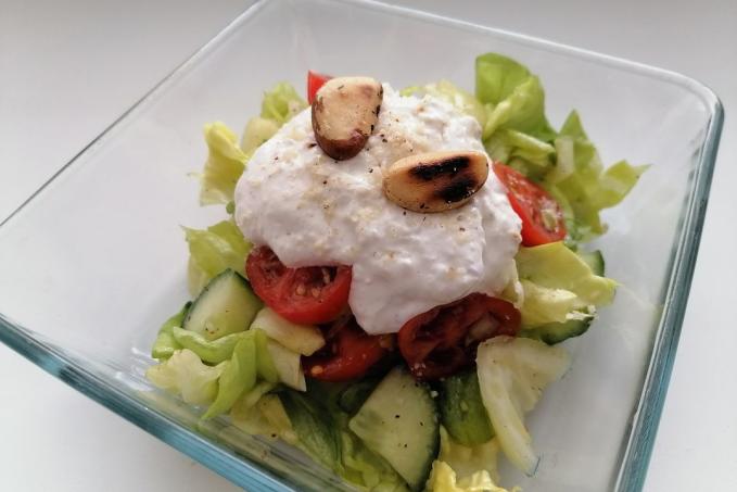 ZELENINOVÝ SALÁT S DRESINGEM Z PARA OŘECHŮ