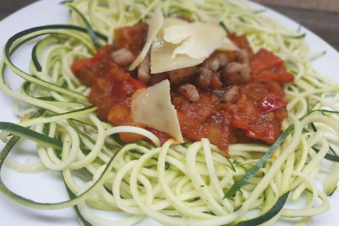 Cudle se zeleninovou omáčkou