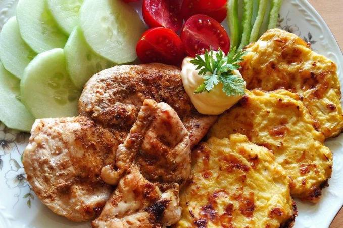 Restovaná kuřecí prsa a květákové placičky - LC