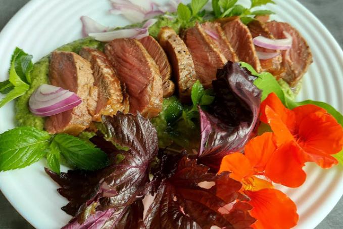 Striploin steak s mátovo hráškovým pyré, bylinkami a jedlými květy