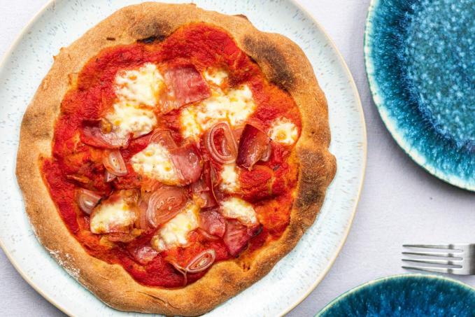 Domácí pizza s rajčatovým základem