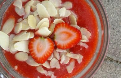 Jogurtová svačinka s jahodovým přelivem