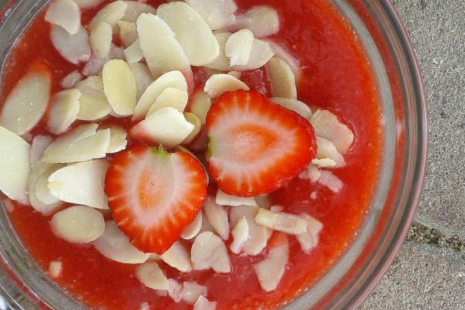 Jogurtová svačinka s jahodovým přelivem