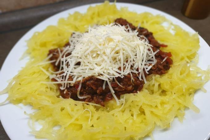 Špagetová dýně s masovou směsí a parmezánem