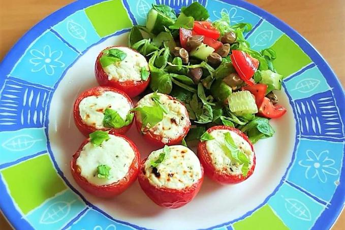 Grilovaná rajčata plněná kozím sýrem