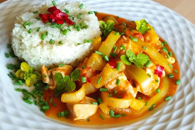 Kuřecí maso na rajčatech a paprikách, květáková "rýže" - LC