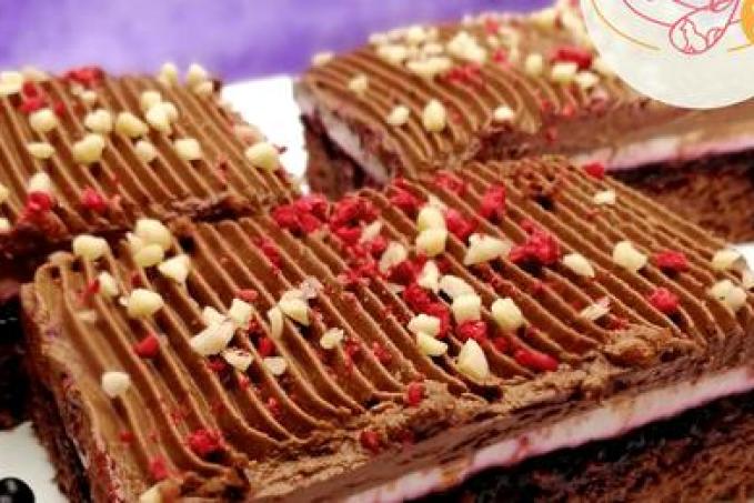 LOW CARB PERNÍK S AVOKÁDOVÝM ČOKO KRÉMEM