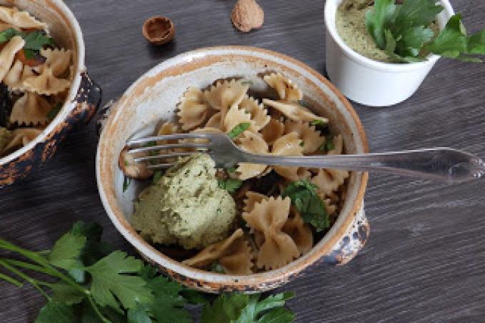 Těstoviny se žampiony, petrželí a pestem z vlašských ořechů