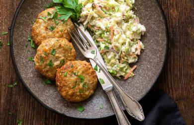 KAPUSTIČKOVÝ COLESLAW + KAPUSTIČKOVÉ KARBANÁTKY