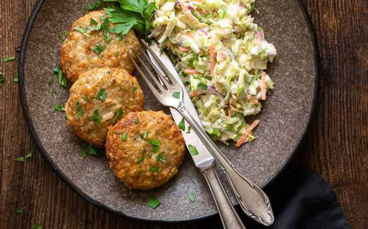 KAPUSTIČKOVÝ COLESLAW + KAPUSTIČKOVÉ KARBANÁTKY