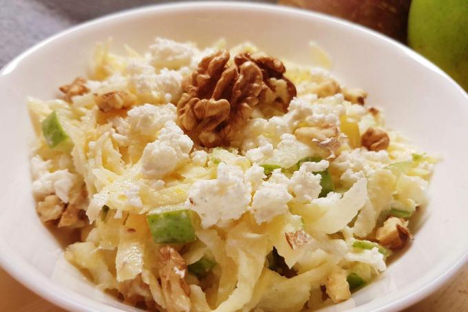 Podzimní tuřínový salát s hruškou, sýrem a vlašskými ořechy