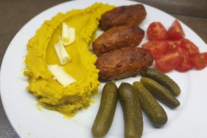 Čevabčiči s celerovou kaší