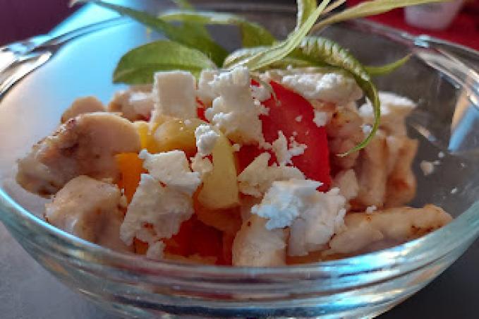 Salát s kuřecím masem a balkánským sýrem