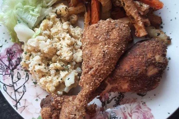 Kuřecí paličky se zeleninovými hranolkami a květákovým mozečkem