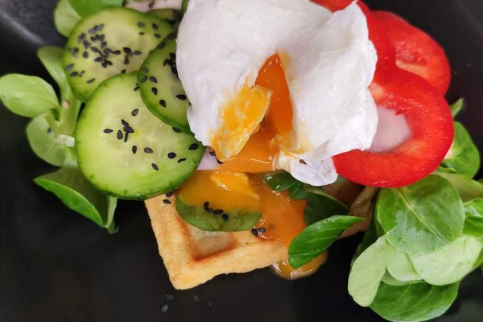 Obložená vafle se ztraceným vejcem