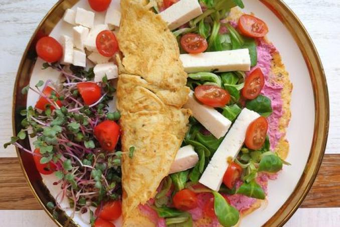 Omeleta s řepnou pomazánkou, sýrem a zeleninou