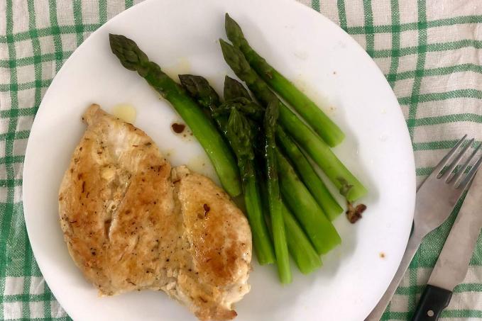 Steak z kuřecích prsou se zeleným chřestem