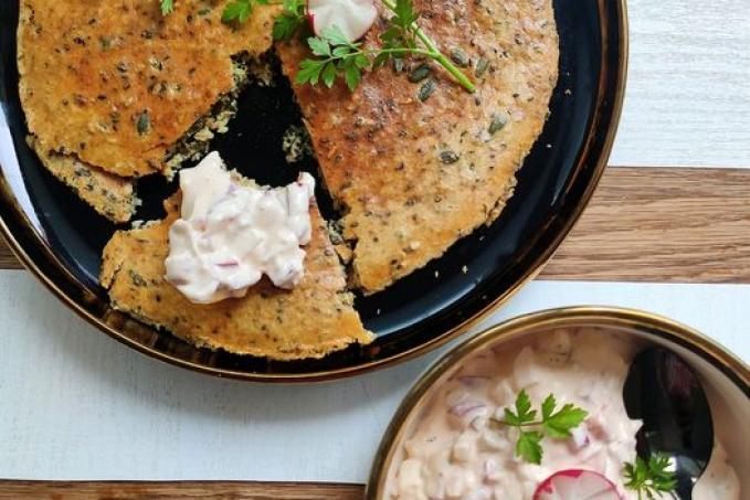 Vajíčkovo-zeleninová pomazánka (salát) a mandlovo-lněná placka