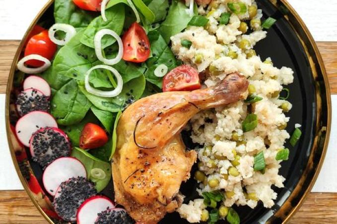 Pečené kuřecí stehno s květákovo-hráškovou "rýží"