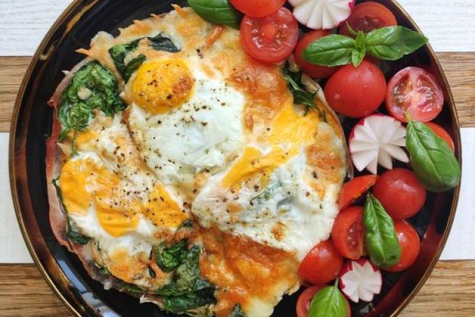 Ham and eggs se špenátem a sýrem