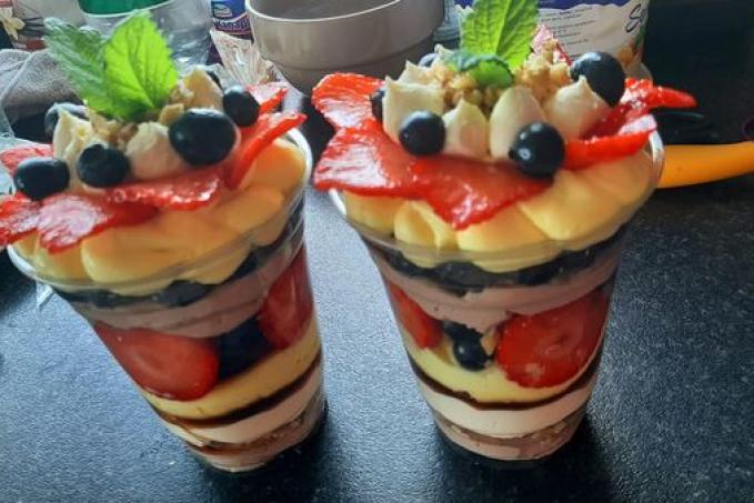 LETNÍ POHÁR S JAHODAMI A BORŮVKAMI