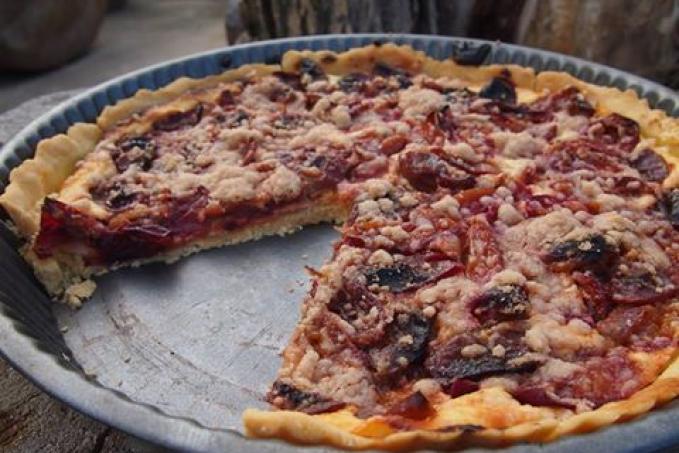 Bezlepkový švestkový koláč s tvarohem