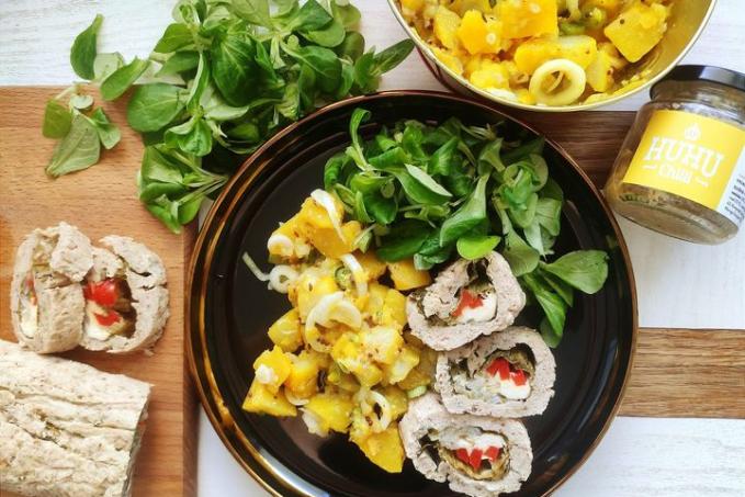 Plněná sekaná z mletých kuřecích stehen a kedlubnový salát s jarní cibulkou a hrubozrnnou chilli hořčicí