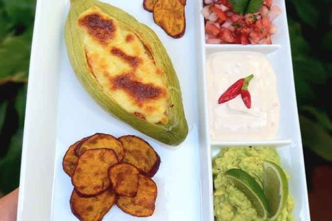 Mexická plněná ačokča mletým masem a sýrem oaxaca, batátové lupínky, pico de gallo, zakysaná smetana s chipotle a avokádová salsa