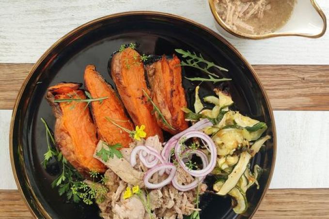 Trhané maso na hořčici s pečenými batáty a cuketou