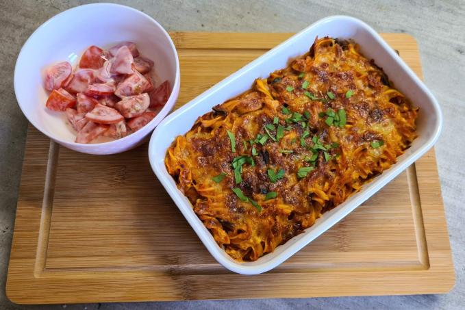 Zapečené těstoviny s rajčatovou omáčkou, zeleninou a mozzarellou s jogurtovým salátem