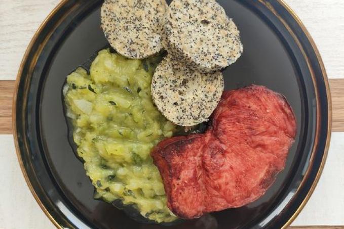 Uzené s cuketovým zelím a kešu knedlíkem