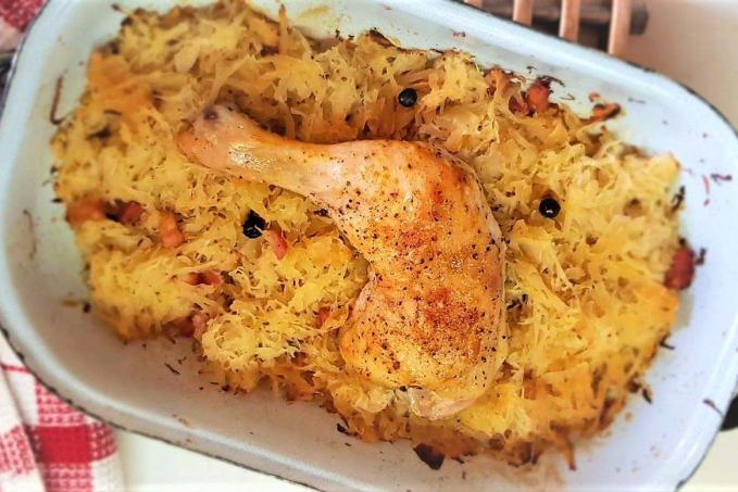 Pečené kuřecí stehno na zelí