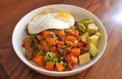 Sweet potato hash - snídaňová směs s mletým masem, batáty a vejcem