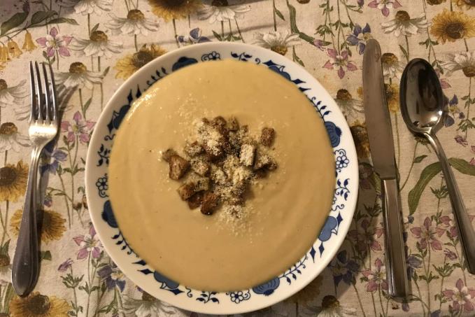 Polévka z pečeného květáku s česnekem