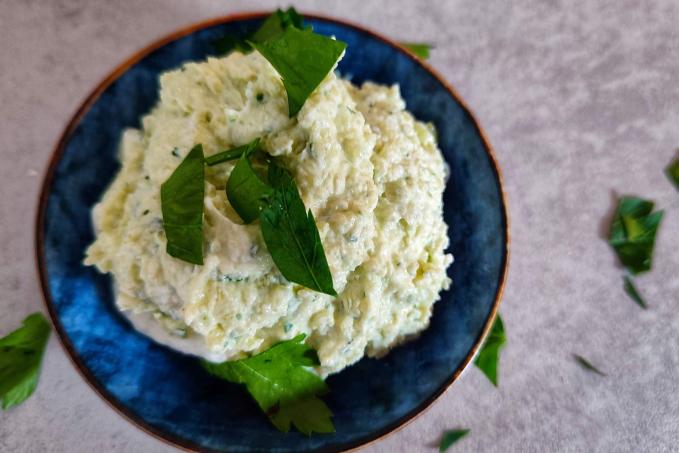 Syrečková pomazánka s tvarohem, petrželkou a jarní cibulkou