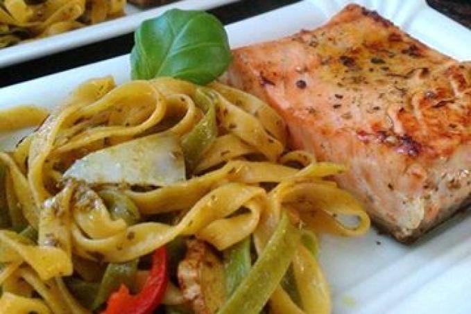 FETTUCCINE S BAZALKOVÝM PESTOM A GRILOVANÝM LOSOSOM