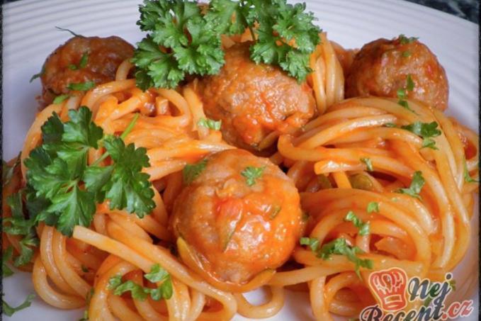 Špagety v zeleninové omáčce s masovými kuličkami