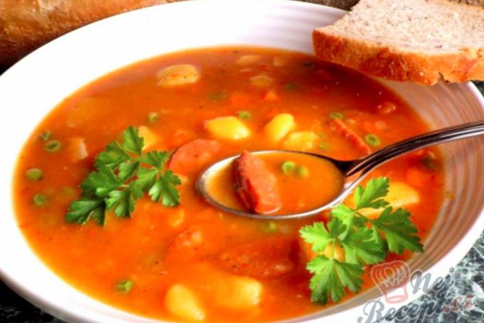 Buřtguláš s domácím chlebíčkem