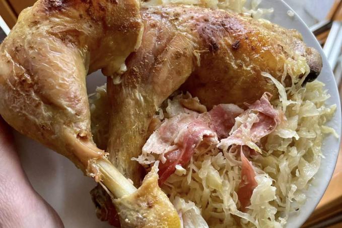 Zlaté kuřátko pečené na zelí