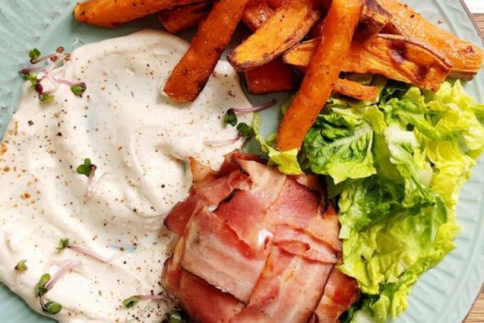 Hermelín ve slaninovém kabátku, batatové hranolky a česnekový dip