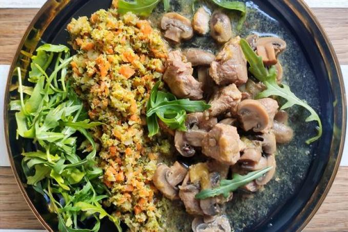 Maso na houbách s brokolicovo-mrkvovou "rýží"