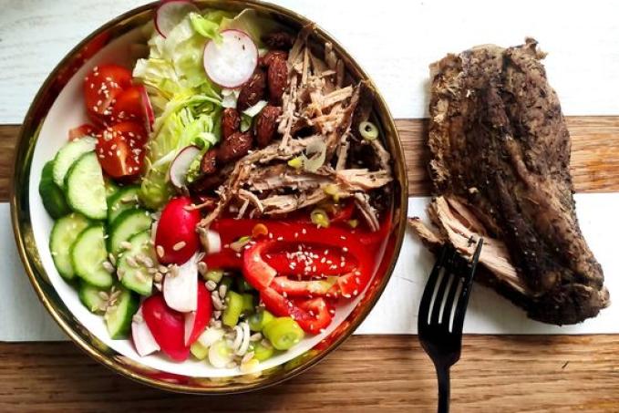 Zeleninový talíř s trhaným masem