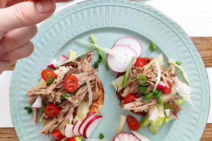 Květákové placky s trhaným masem